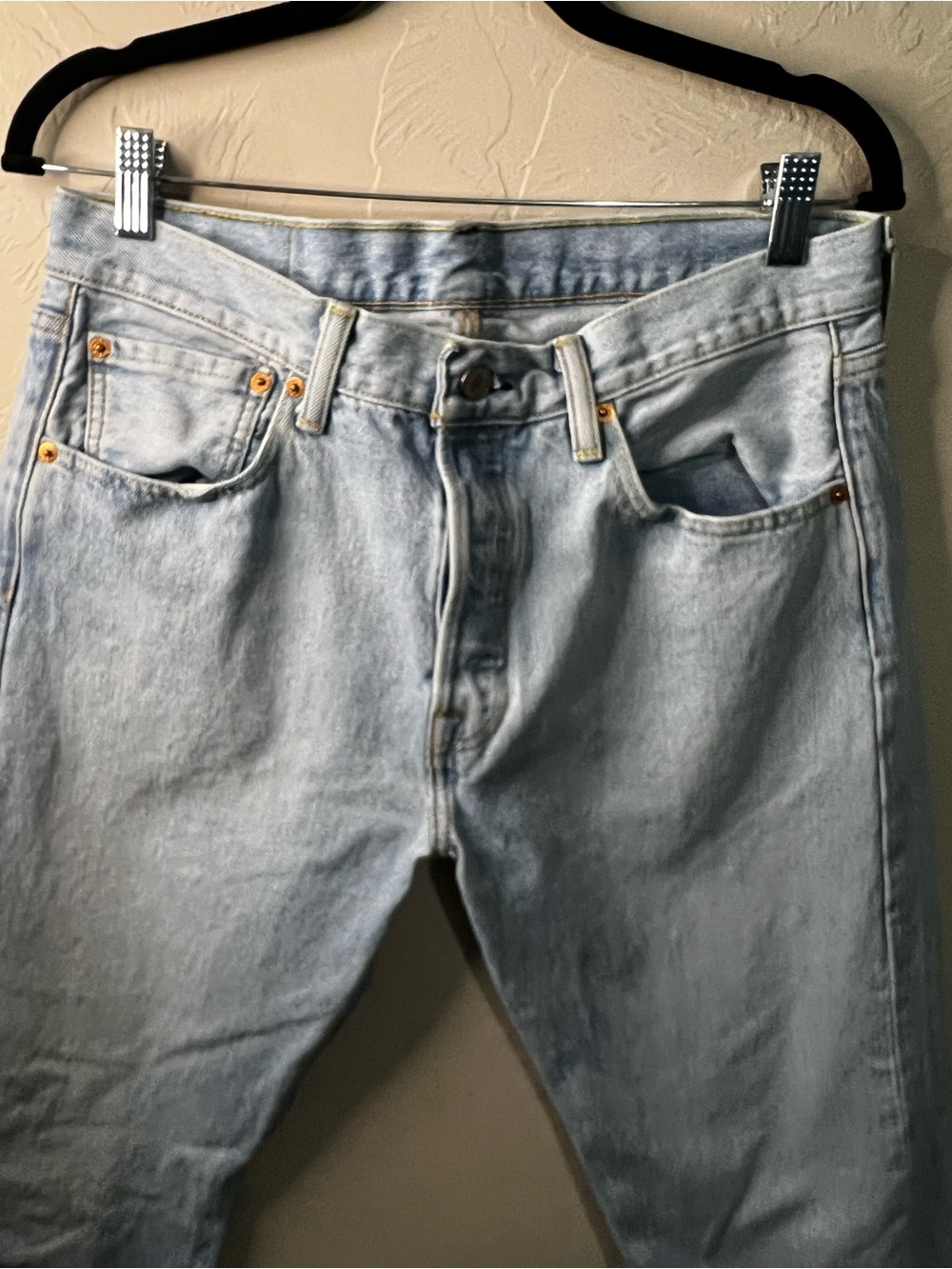 Levi’s 501 Men’s Light Wash Button Fly Straight Leg Denim Jeans - Picture 3 of 11